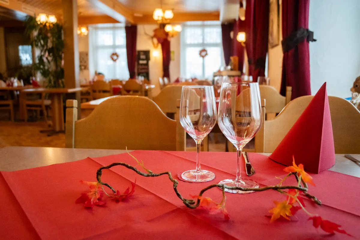 Das Ambiente ist gemütlich und gepflegt. Besuch bei Markus Kradolfer im Restaurant Bahnhof in Bauma.